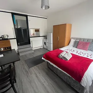 Apartment Modern Studio With Free Parking Near Sea-station-shops, Brighton